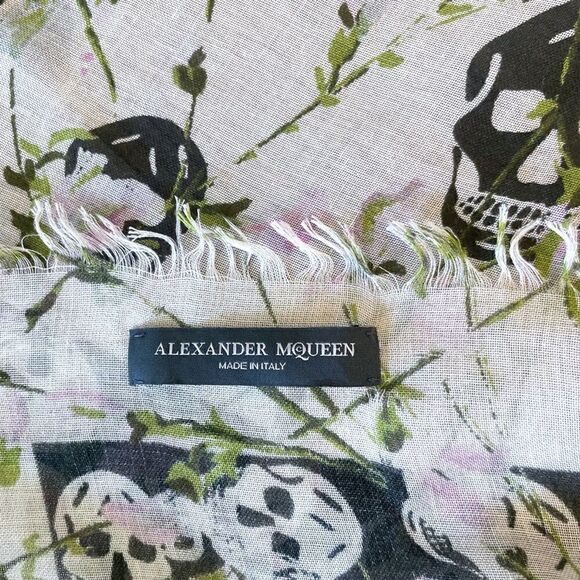 ALEXANDER MCQUEEN Classic Skull-Print Frayed Scarf - Picture 3 of 6